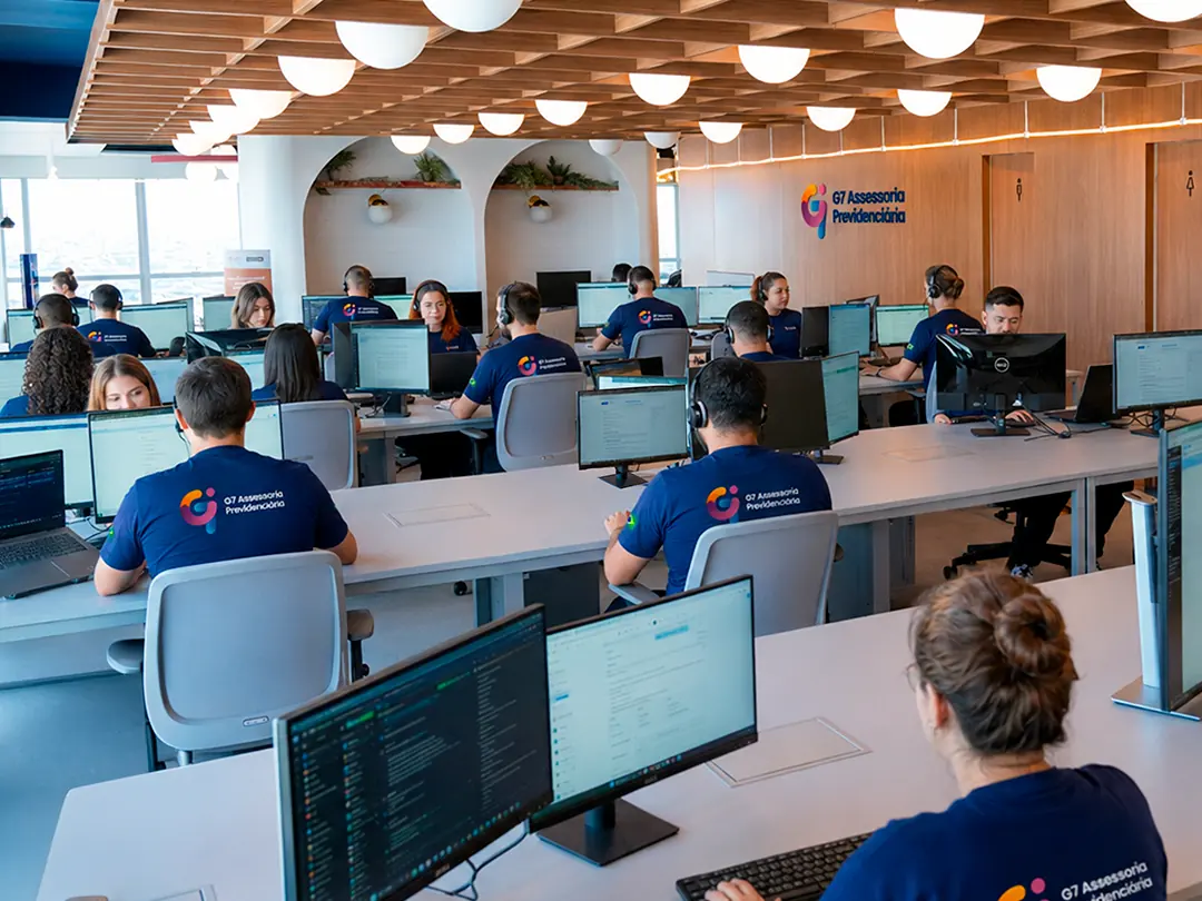 Equipe da G7 Assessoria Previdenciária em atendimento no escritório