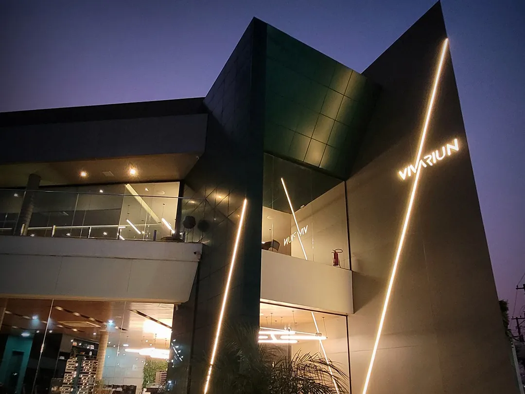 Fachada iluminada do empreendimento Vivariun ao anoitecer