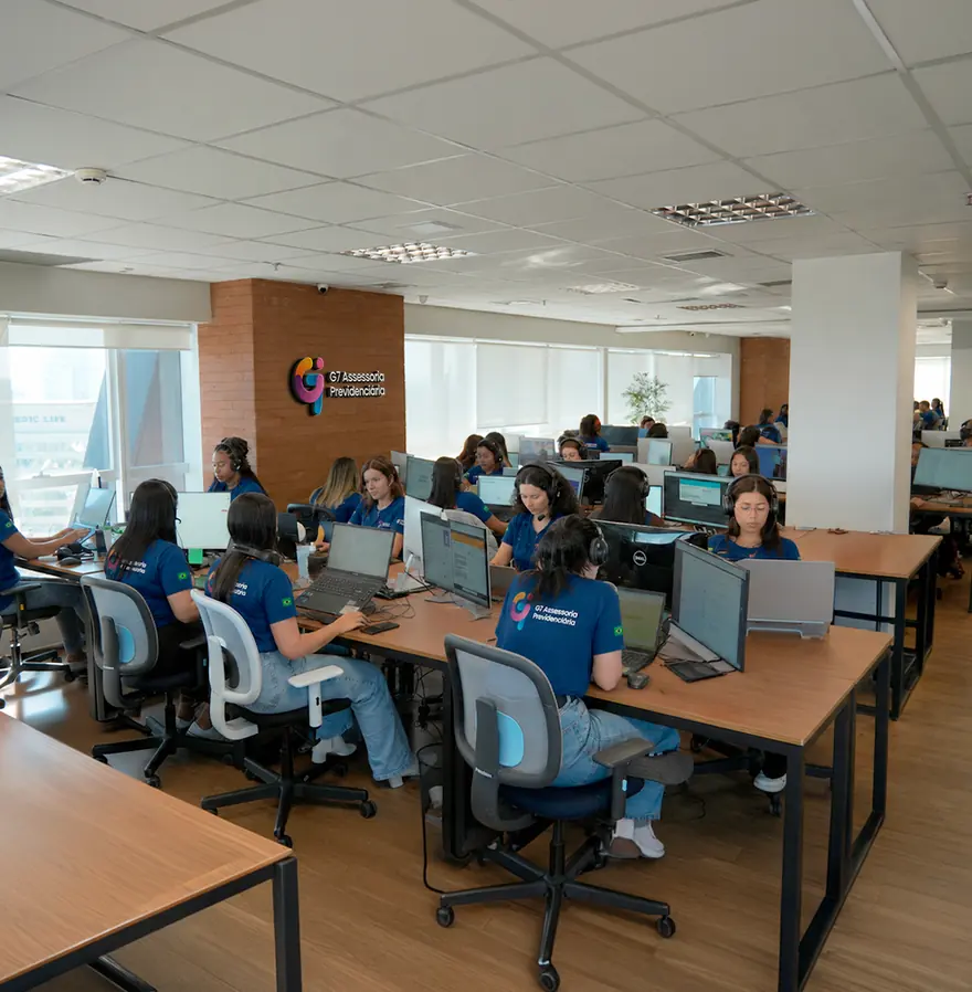 Equipe da G7 Assessoria Previdenciária trabalhando no escritório